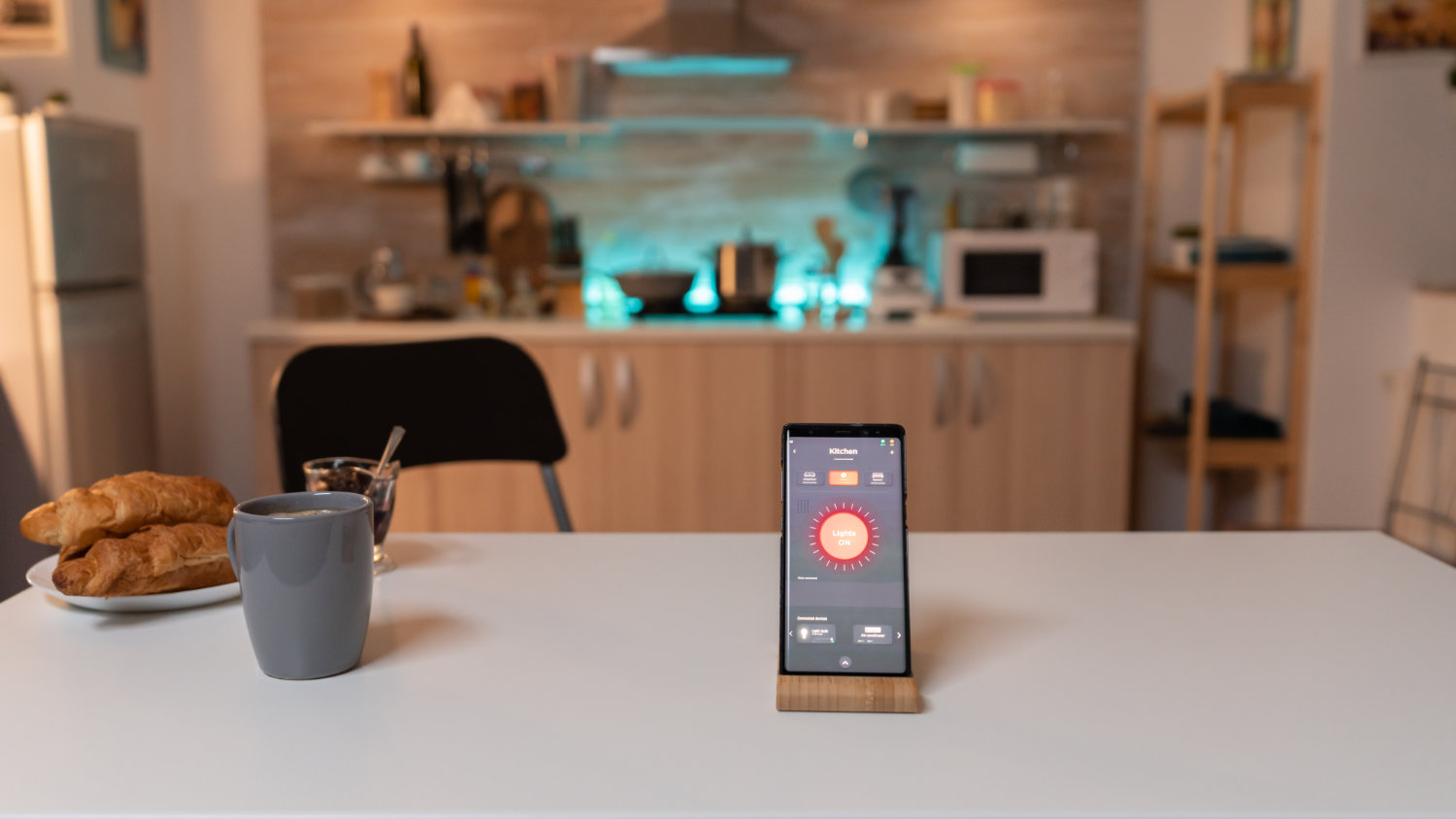 Smartphone mit aktiver Smart Home Anwendung